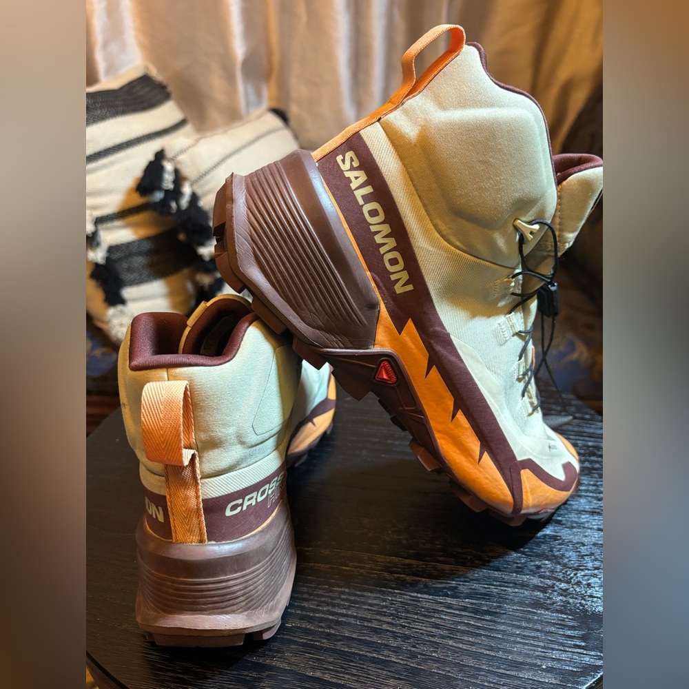 Salomon Cross Hike Mid
GORE-TEX hiking boots - "Alfalfa/Cantaloupe/Chocolate"